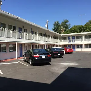 3* Мотель Travelodge By Wyndham Convention Center